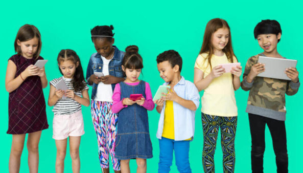 Group-of-kids-on-devices-800x456